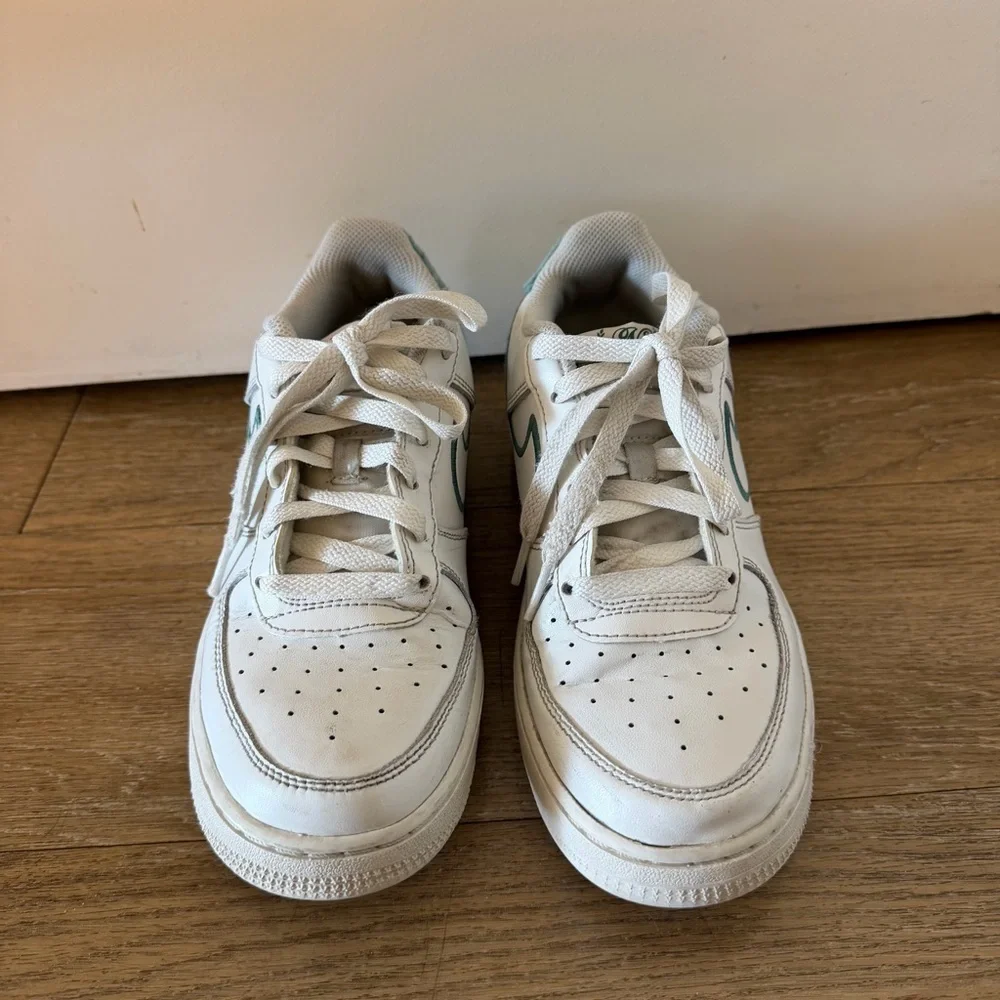 Nike Grade School Air Force 1 LV8 2 Shoes size 5.5 - Bicoastal/White